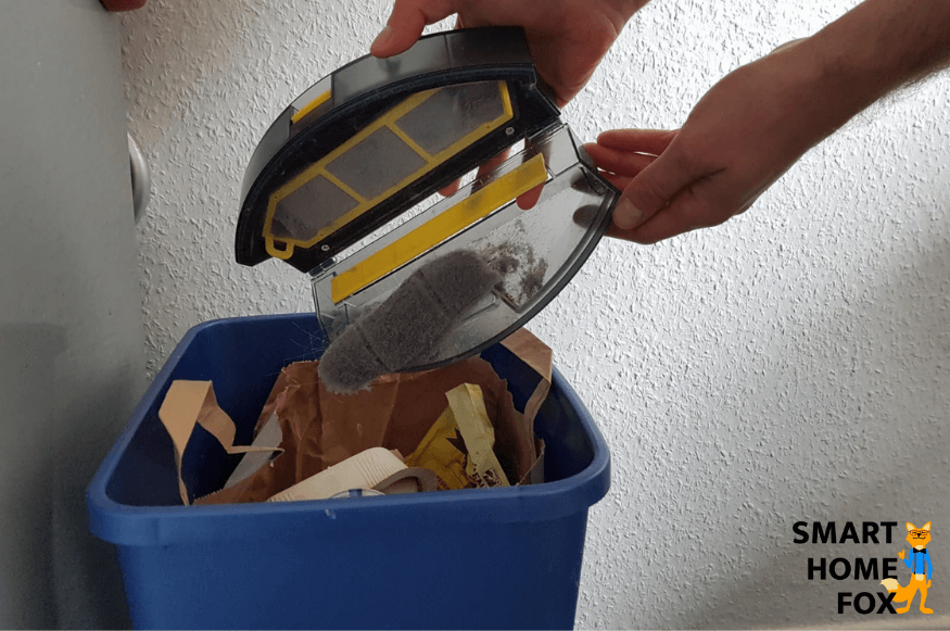 Мобильный пылесборник робота-пылесоса опорожняется вручную над мусорным баком